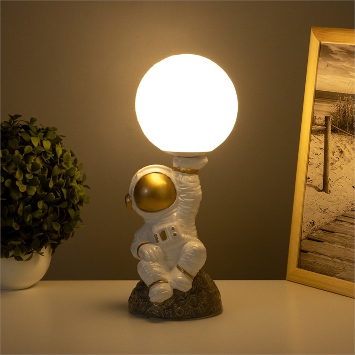 Лампа настольная Космонавт с луной белый/золото 12.5*12.5*33см 500597